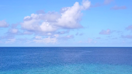 利用蓝绿海和白沙背景的蓝色绿色海洋进行完美岛屿海滩视频
