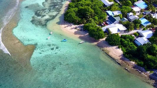 以蓝海和浅沙背景的蓝海为间断海滨宁静海岸海滩的无人驾驶视频