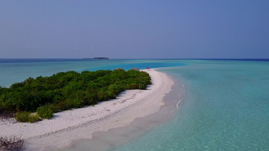 白沙背景水蓝色海完美度假海滩度假的空中无人机旅游视频