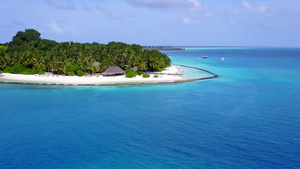 由蓝绿水和白沙土背景的蓝色绿水进行的岛屿堤边海滩空中11秒视频