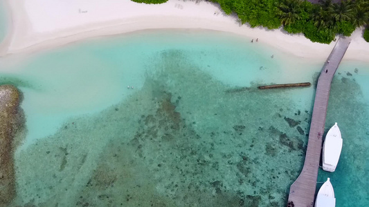 白沙底蓝海航行的海洋海岸海滩航次海面上白色沙子视频