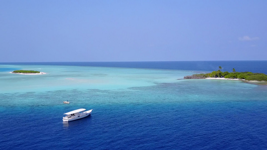 豪华环礁湖海滩航经蓝海白沙底蓝海航行的风景视频