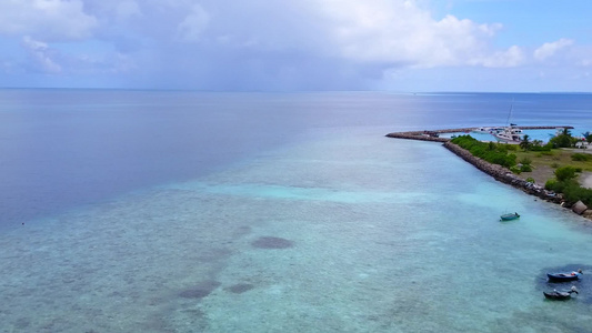 蓝绿色环礁湖和白色沙滩背景的美丽海岸海滩探险风景景观视频