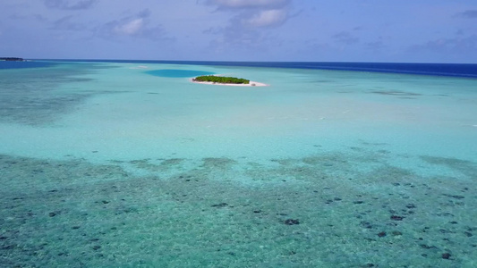 白沙背景的蓝色环礁湖对海洋旅游海滩假日的空中观视性质视频