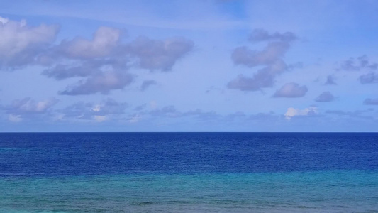 蓝色海洋和白色沙滩背景的美丽海岸海滩断裂风景无人驾驶视频