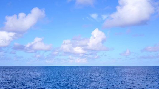 以蓝环礁湖和白沙背景航行的天堂泻湖海滩空中无人驾驶视频