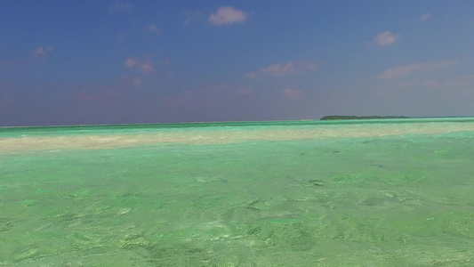 空中无人驾驶飞机旅行天堂湾海滩探险蓝海与白沙底背景视频