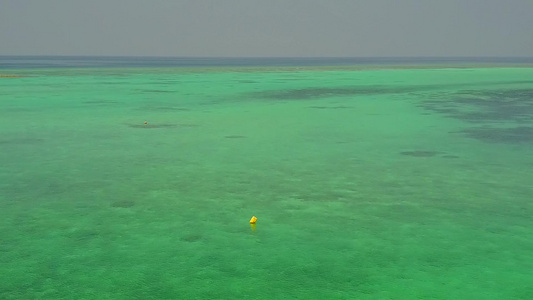 透明海洋和白色沙滩背景下宁静海景海滩冒险的空中无人机视频