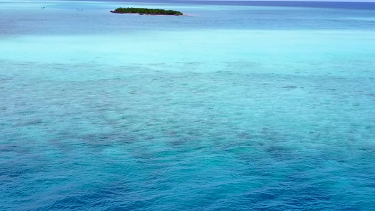 蓝海和白色沙滩背景热带海岸海滩时间的空中无人驾驶无人驾驶视频