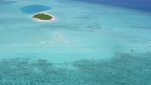 透明海和白沙背景下的豪华海湾海滩生活方式空中无人机视频