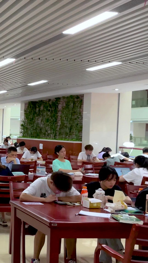 暑假在图书馆复习考研的学生全境实拍素材图书馆实拍全境环境17秒视频