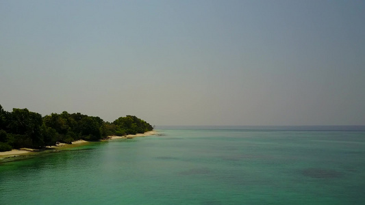 以白沙底蓝海为例放松海滨海滩假日的空中自然性质视频