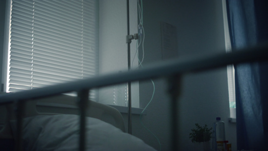 空医院病床枕头特写挂在病房床头的医疗点滴。视频