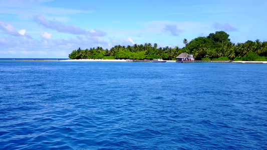 白沙背景绿松石海异国情调海景海滩之旅的空中无人机景观视频