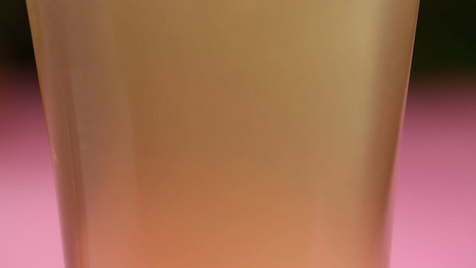 冲泡果珍果汁饮品吸管玻璃杯视频