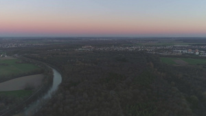 日落时无人驾驶飞机在乌姆河中31秒视频