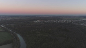 日落时无人驾驶飞机在拍乌姆河中的多瑙河29秒视频