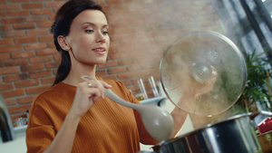 年轻女性在厨房做美食19秒视频