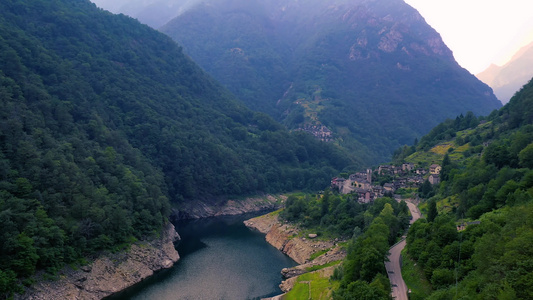 飞向长山高地的韦尔扎斯卡山谷中的Vogorno村视频