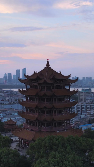 航拍风光城市环绕飞行夕阳晚霞落日余晖天空下的武汉5A级旅游景区黄鹤楼素材城市天际线48秒视频