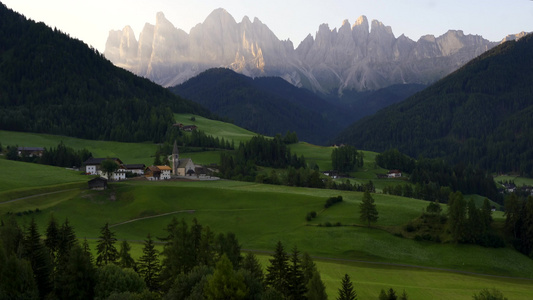 喜马拉雅山峰背景上的意大利白烷黄麻大山顶的Dolomites视频