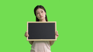 4k手拿黑板的女生思考表情动作绿幕抠像视频7秒视频