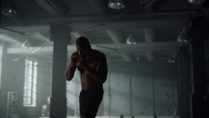 男子在健身房练习拳击16秒视频