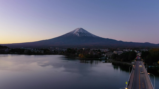 日出时在川口湖日本河边的fuji山和桥上视频