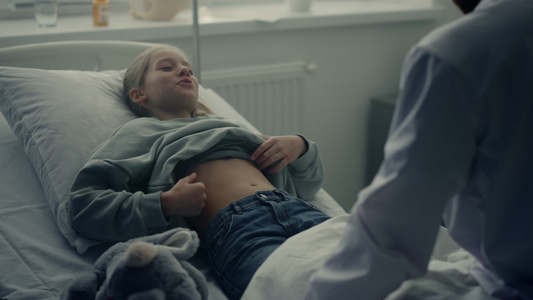 可爱的女孩躺在病床上等待医生的检查视频