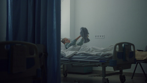 生病的女孩独自躺在病床上心烦意乱玩毛绒玩具15秒视频