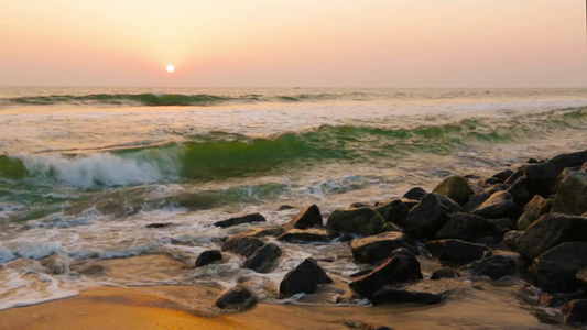 印度洋岩石海滩上的波浪和泡沫视频