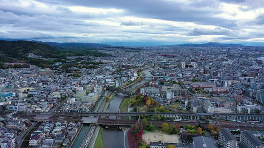 在日本京都市有天线观测的京都建筑晚上视频