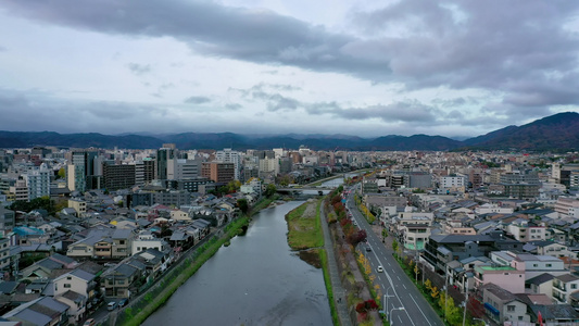 在日本京都市有天线观测的京都建筑晚上视频