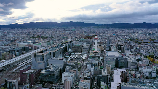 在日本京都市的京都塔和有天线观测的建筑物晚上视频