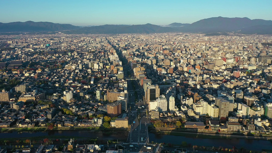 在日本京都市有天线观测的京都建筑早上视频