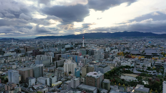 在日本京都市的京都塔和有天线观测的建筑物晚上视频