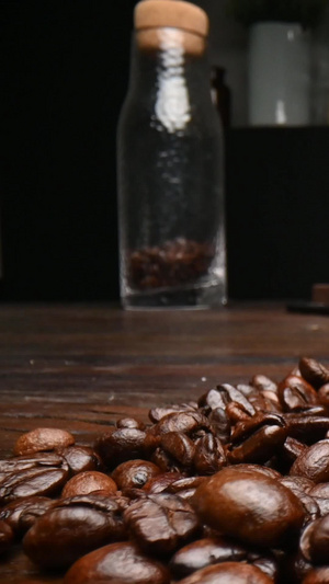 咖啡豆推进玻璃瓶10秒视频