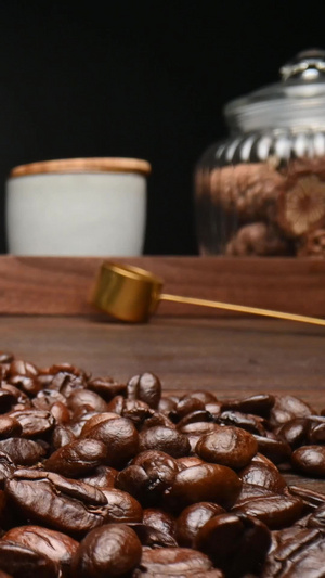 咖啡豆推进玻璃瓶10秒视频