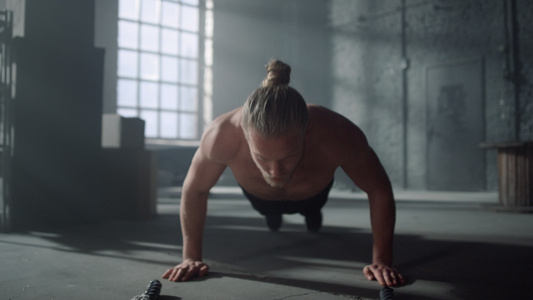 运动员在锻炼期前做俯卧撑热身运动视频