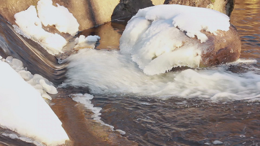 冬天的水水在冬天流动冬天的小瀑布石头上的雪视频