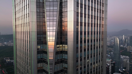 航拍深圳平安金融中心建筑玻璃幕墙反光特写视频