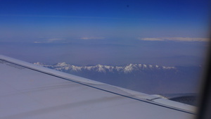飞机窗外看藏区雪山4秒视频