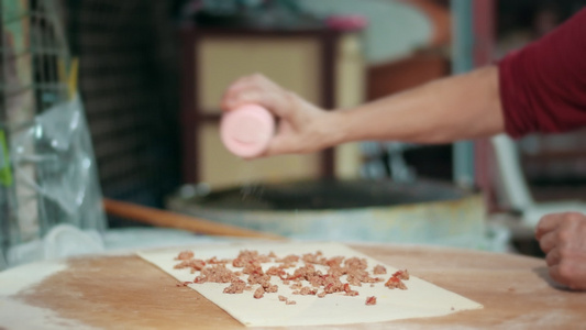 年轻人居家在厨房制作比萨视频