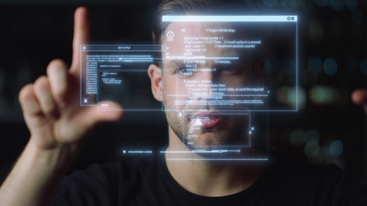 阅读文本全息图的男人寻找未来的触摸屏信息特写视频