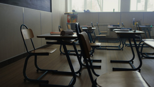 空荡荡的学校教室课桌上摆放着学习用品20秒视频