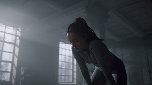 女运动员站在健身房有氧运动后休息的运动员视频