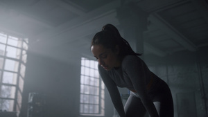 女运动员站在健身房有氧运动后休息的运动员26秒视频