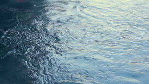 水表面波纹背景浪中的阳光蓝水24秒视频