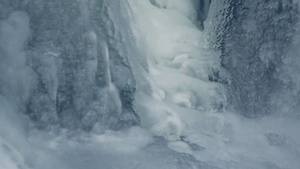 冰面表水流在透明的冰下冬季背景17秒视频