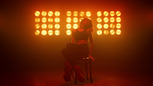 女人在俱乐部椅子上跳舞10秒视频